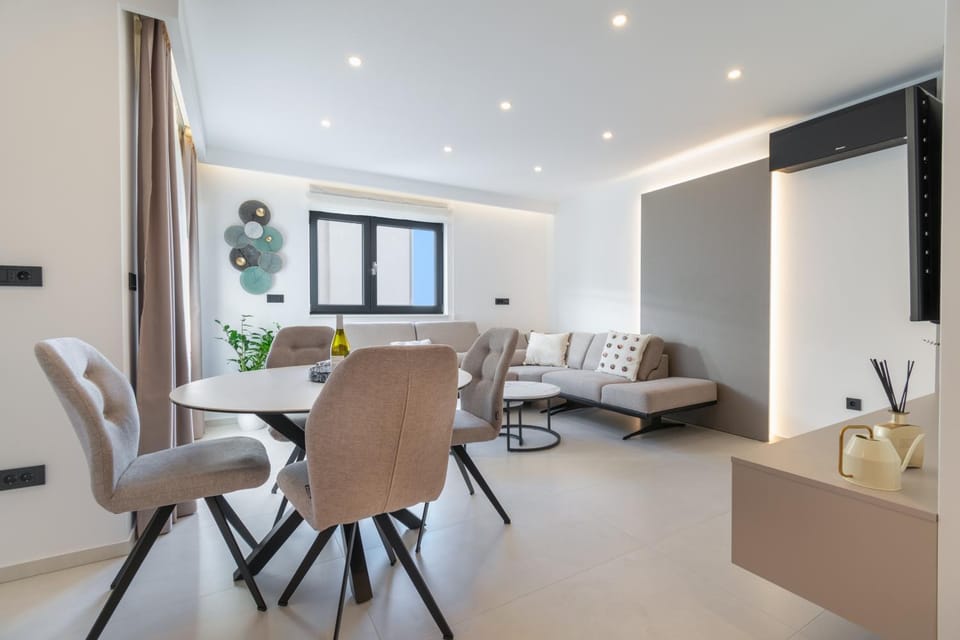 TV and multimedia, Living room, Seating area, Dining area