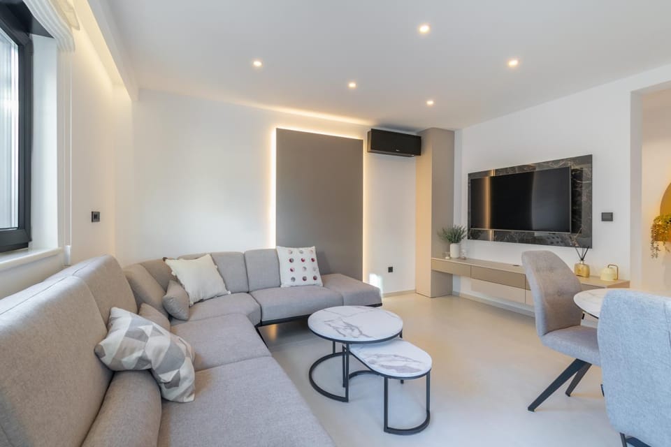 TV and multimedia, Living room, Seating area, air conditioner