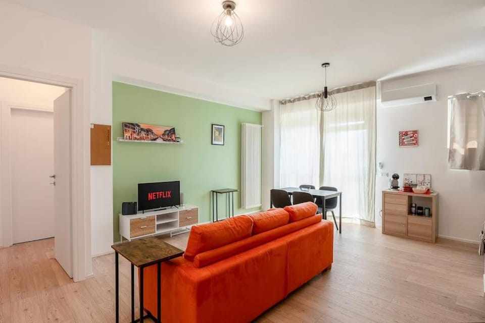 Bed, TV and multimedia, Kitchen or kitchenette, Living room, Photo of the whole room, Seating area, Dining area, Bedroom, minibar