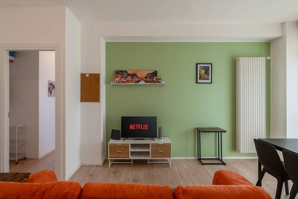 Communal lounge/ TV room, TV and multimedia, Living room, Seating area, Evening entertainment