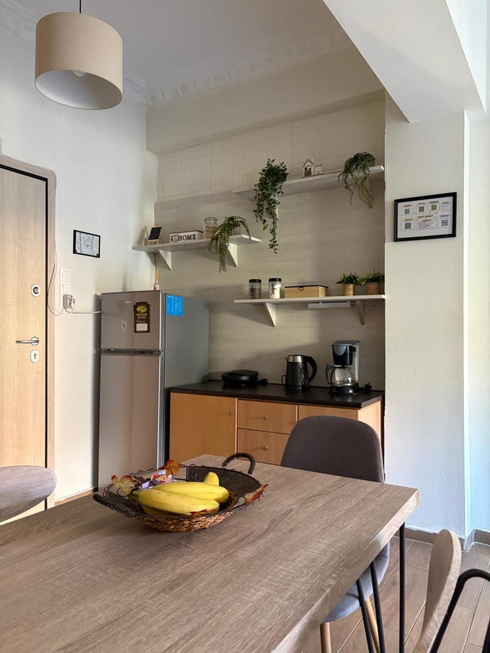 Facade/entrance, Kitchen or kitchenette, Dining area, Food, Breakfast, stove, air conditioner
