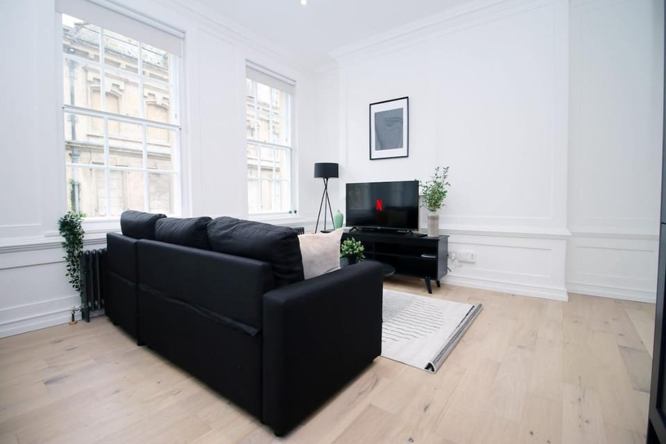 TV and multimedia, Living room, Seating area, Evening entertainment