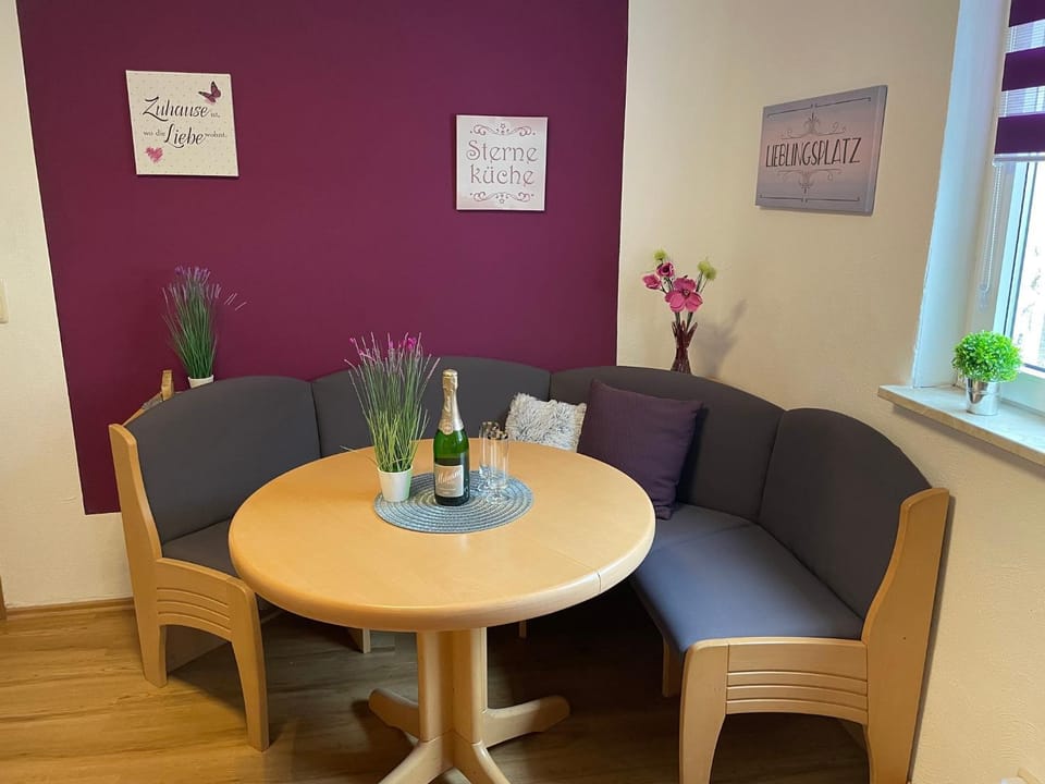 Seating area, Dining area