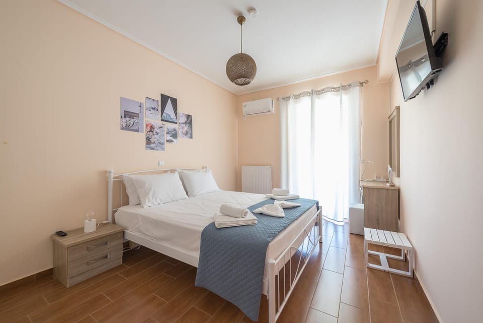 Bed, TV and multimedia, Bedroom