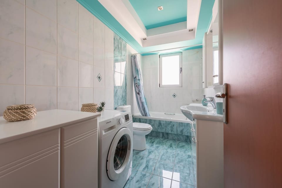 Toilet, Bathroom, Bath, towels, washing machine