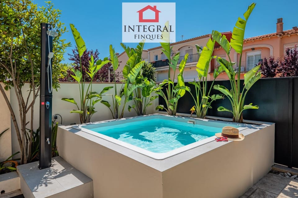 Shower, Patio, Day, Night, Swimming pool