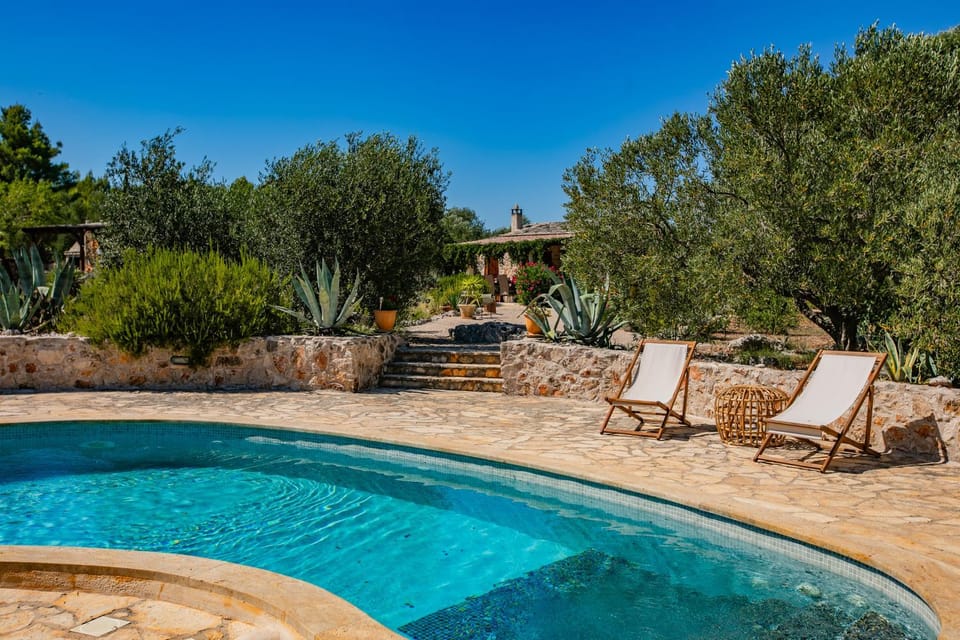 Swimming pool, sunbed