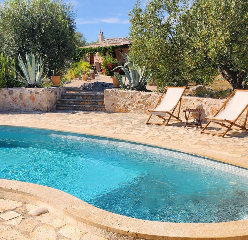 Swimming pool, sunbed