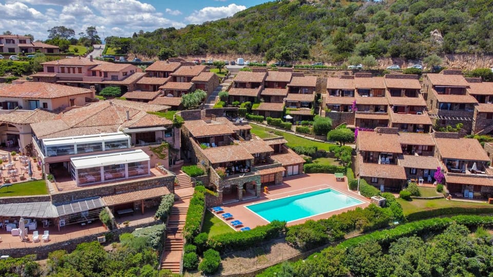 Restaurant/places to eat, Bird's eye view, Swimming pool