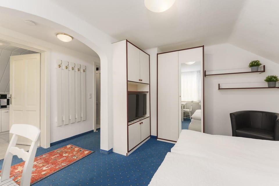Bed, TV and multimedia, Living room, Photo of the whole room, Bedroom