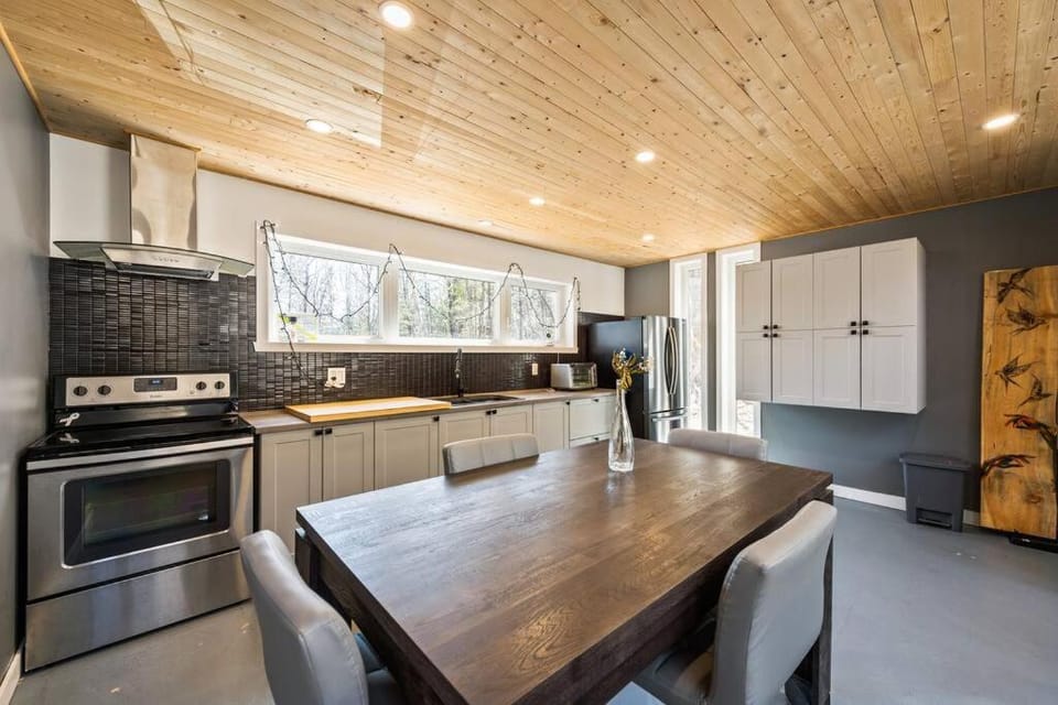Cozy, luminous and charming retreat Chalet in Ontario