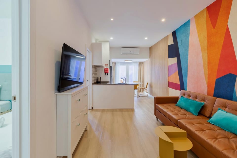 TV and multimedia, Kitchen or kitchenette, Living room, Seating area