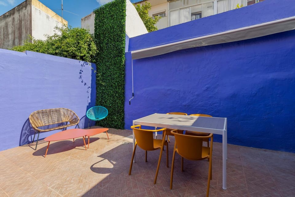 Patio, Day, Dining area