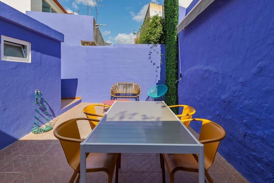 Patio, Day, Dining area