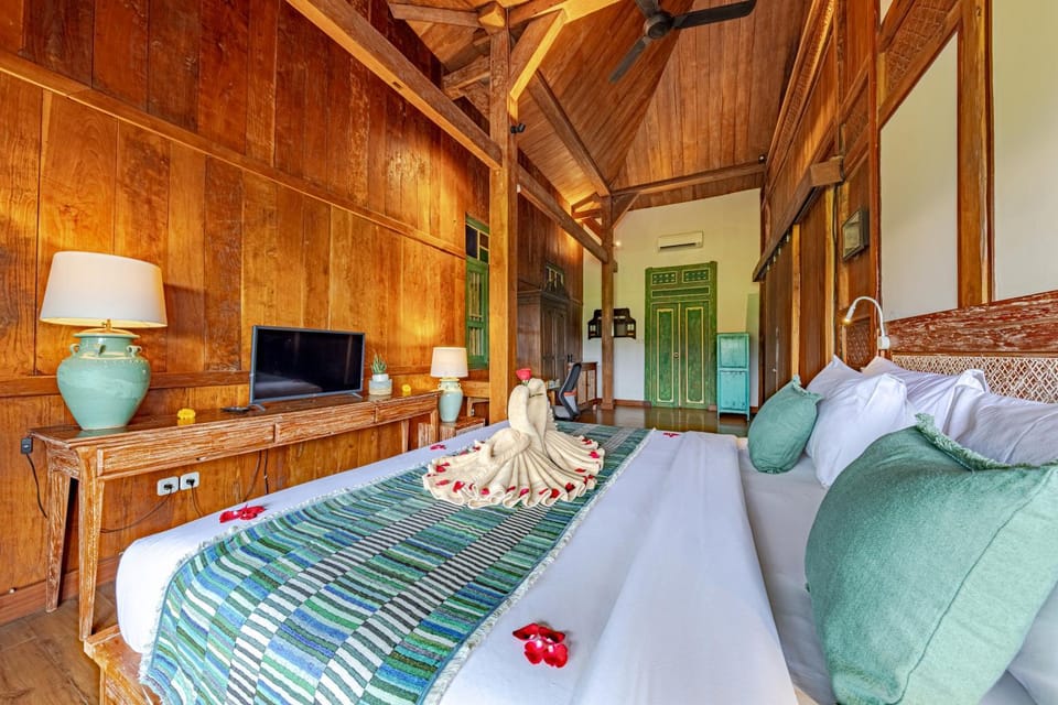 Bed, TV and multimedia, Bedroom