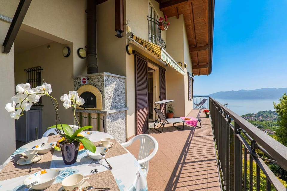 Balcony/Terrace, Lake view, Mountain view