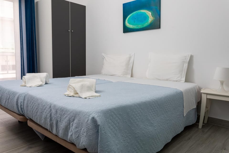 Bedroom, towels