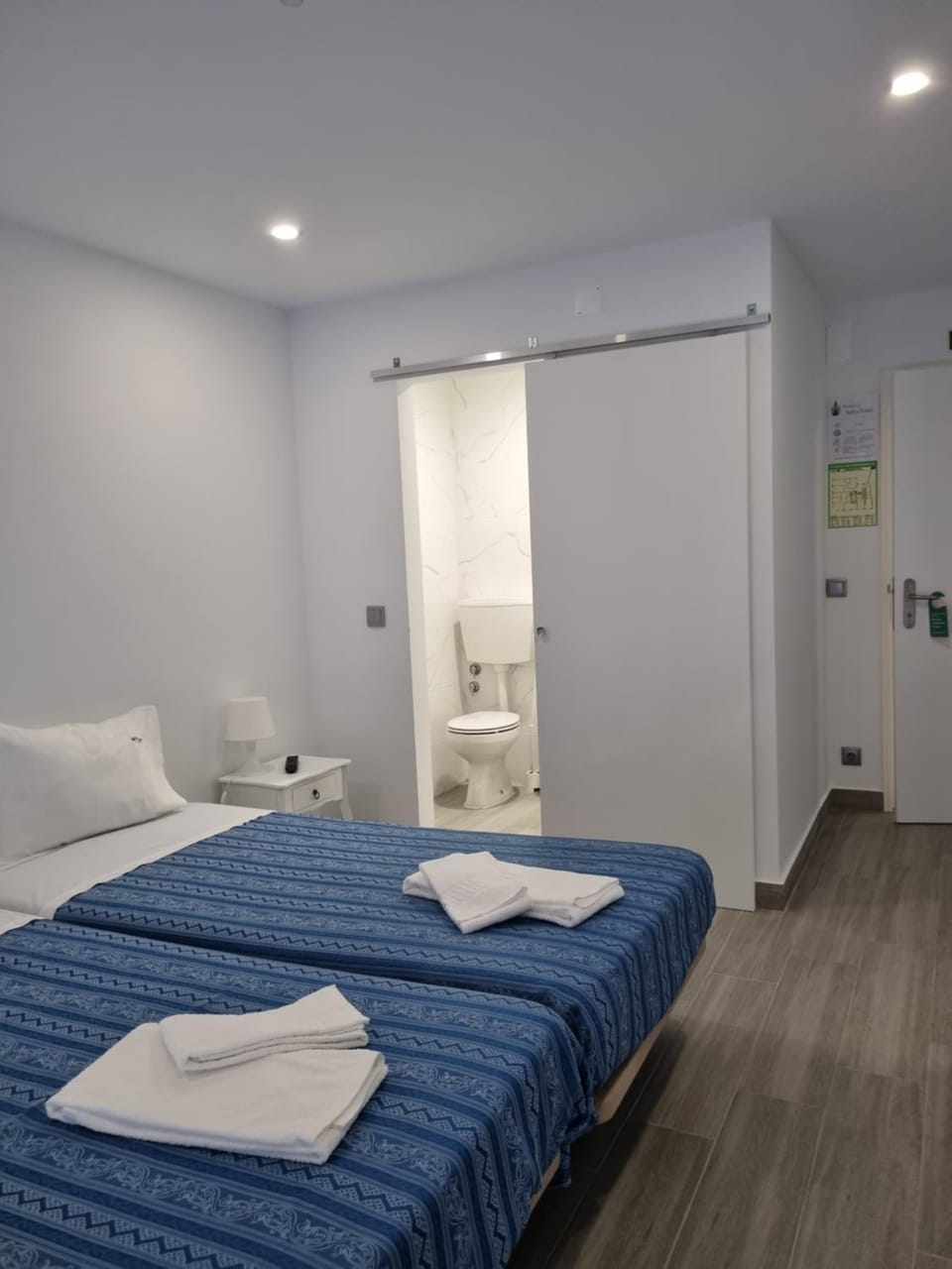 Bed, towels
