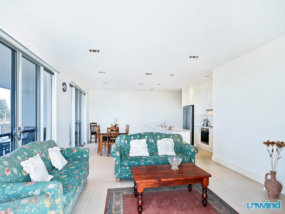 View (from property/room), Balcony/Terrace, Seating area, Dining area, Sea view