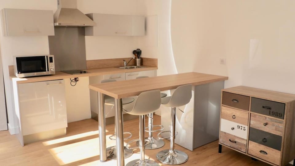 Kitchen or kitchenette, Dining area, minibar, stove