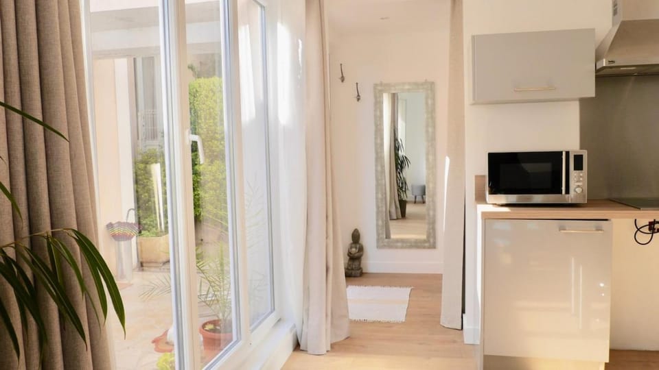 Kitchen or kitchenette, minibar