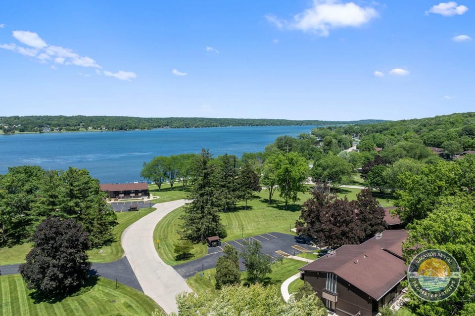 New Lake View Retreat Pool 4min to Beach House in Wisconsin