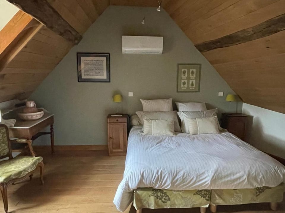 Bed, Photo of the whole room, Bedroom, air conditioner