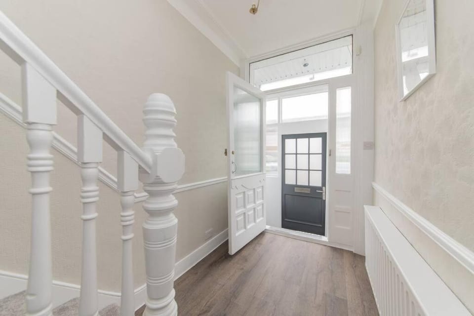 Stylish & Spacious 3-Bed House, Parking and Garden House in London