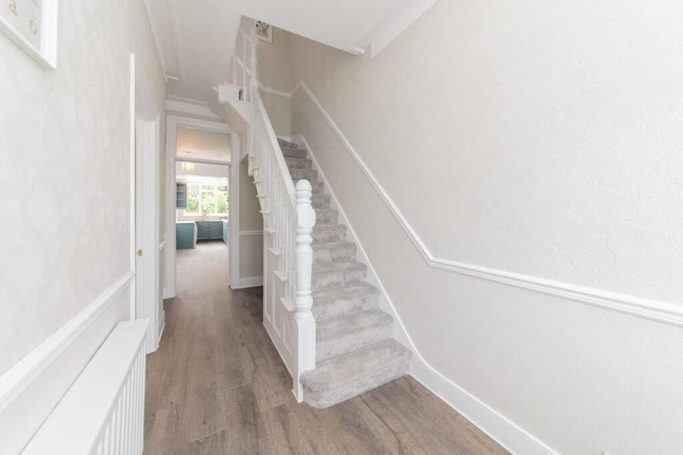 Stylish & Spacious 3-Bed House, Parking and Garden House in London