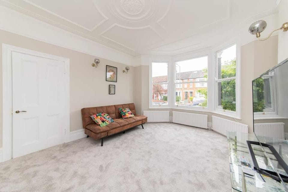 Stylish & Spacious 3-Bed House, Parking and Garden House in London