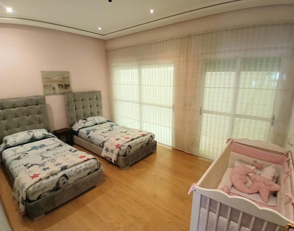 Photo of the whole room, Bedroom, cot