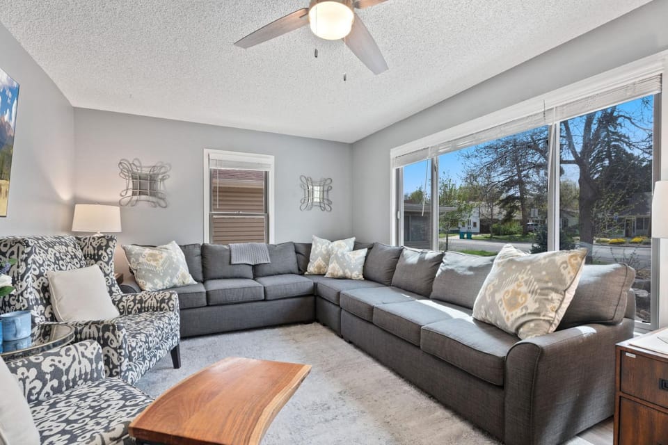 Spirit of the Rockies - Private Backyard & Hot Tub House in Fort Collins