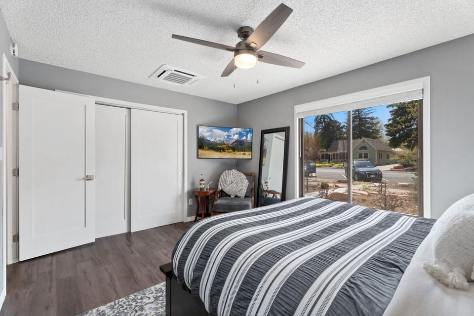 Spirit of the Rockies - Private Backyard & Hot Tub House in Fort Collins