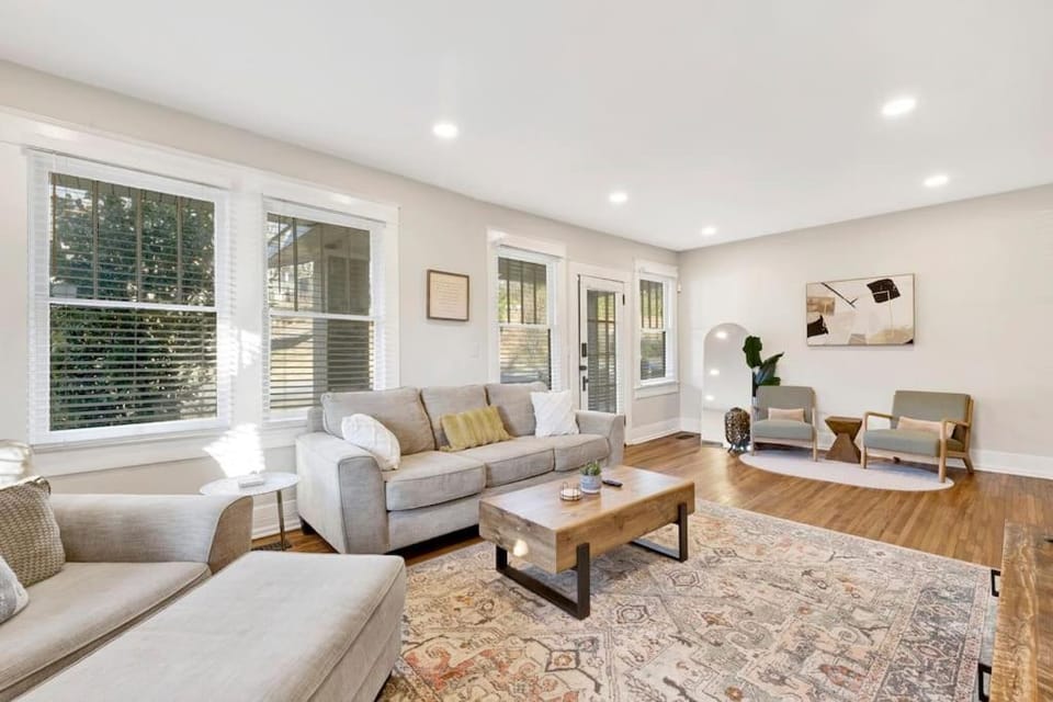 Historic family getaway mins from downtown House in Birmingham
