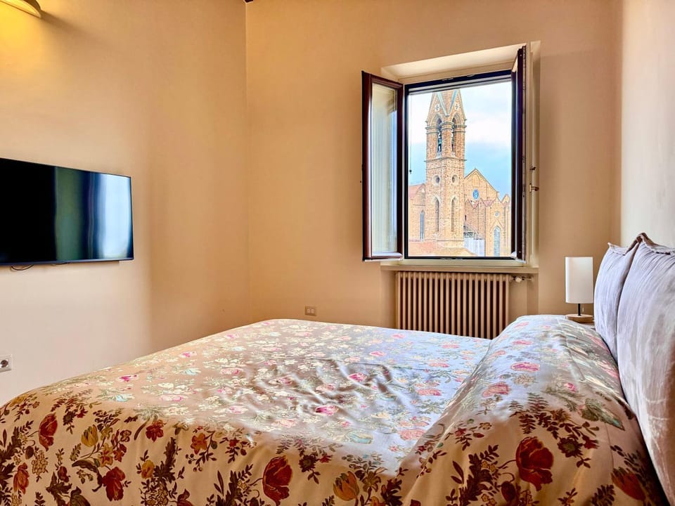 Bed, TV and multimedia, View (from property/room), Photo of the whole room, Bedroom, City view