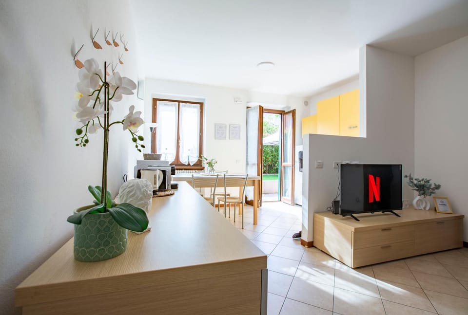 TV and multimedia, Living room, Evening entertainment