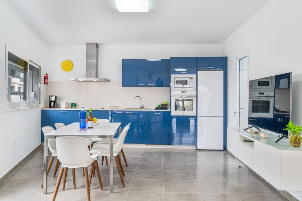 Property building, Kitchen or kitchenette, Living room
