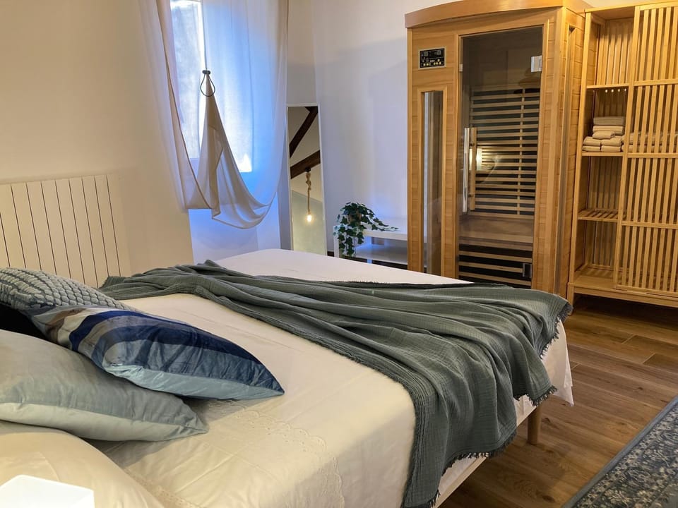 Bed, Sauna, Photo of the whole room, Bedroom, towels, wardrobe