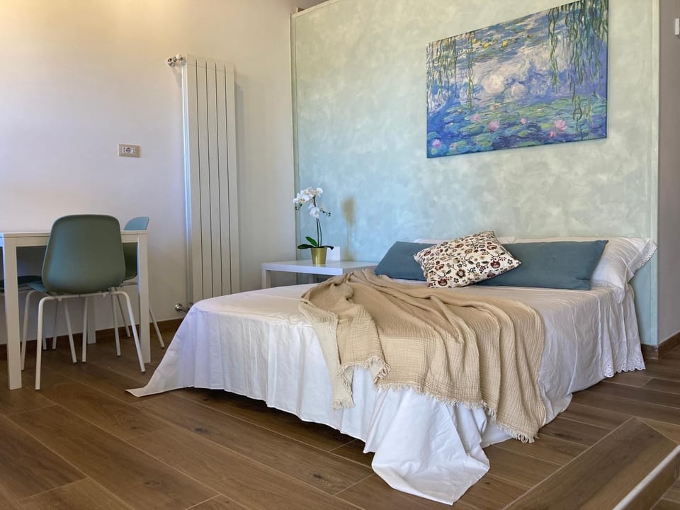 Bed, Living room, Photo of the whole room, Bedroom, towels