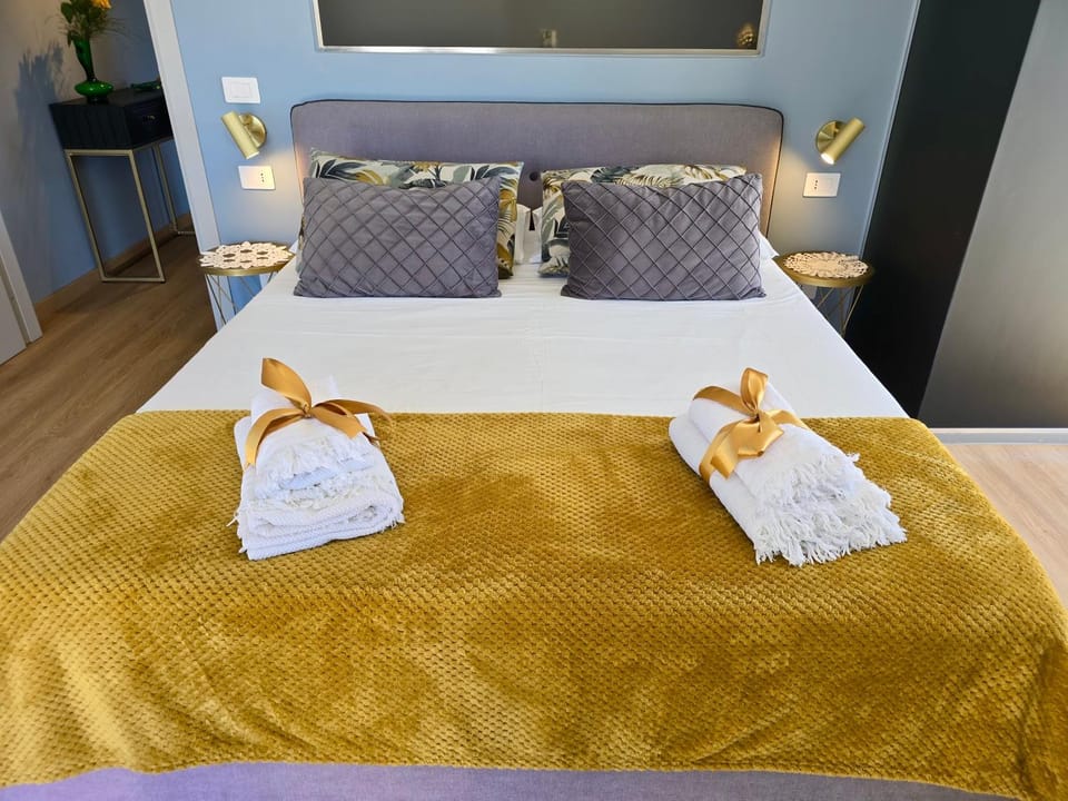 Bed, Photo of the whole room, Bedroom, towels