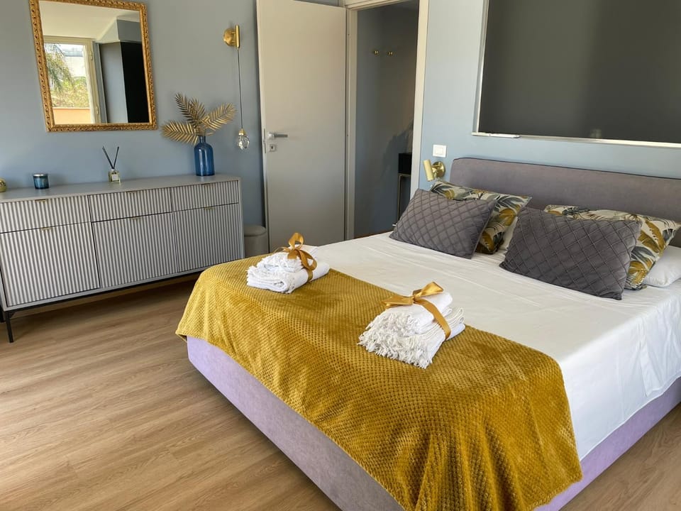 Bed, Photo of the whole room, Bedroom, towels