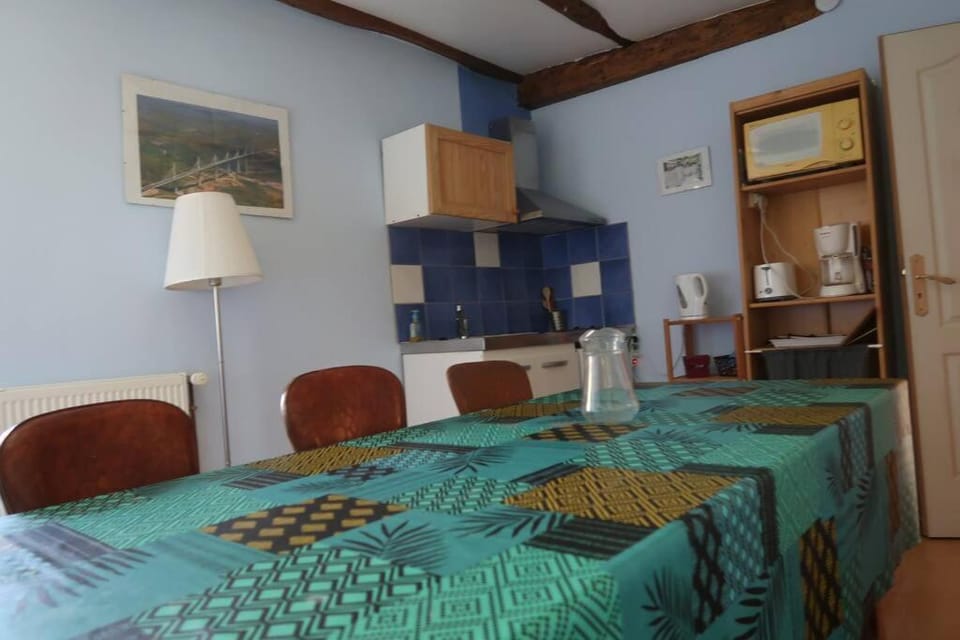 Maison aux volets rouges Apartment in Occitanie