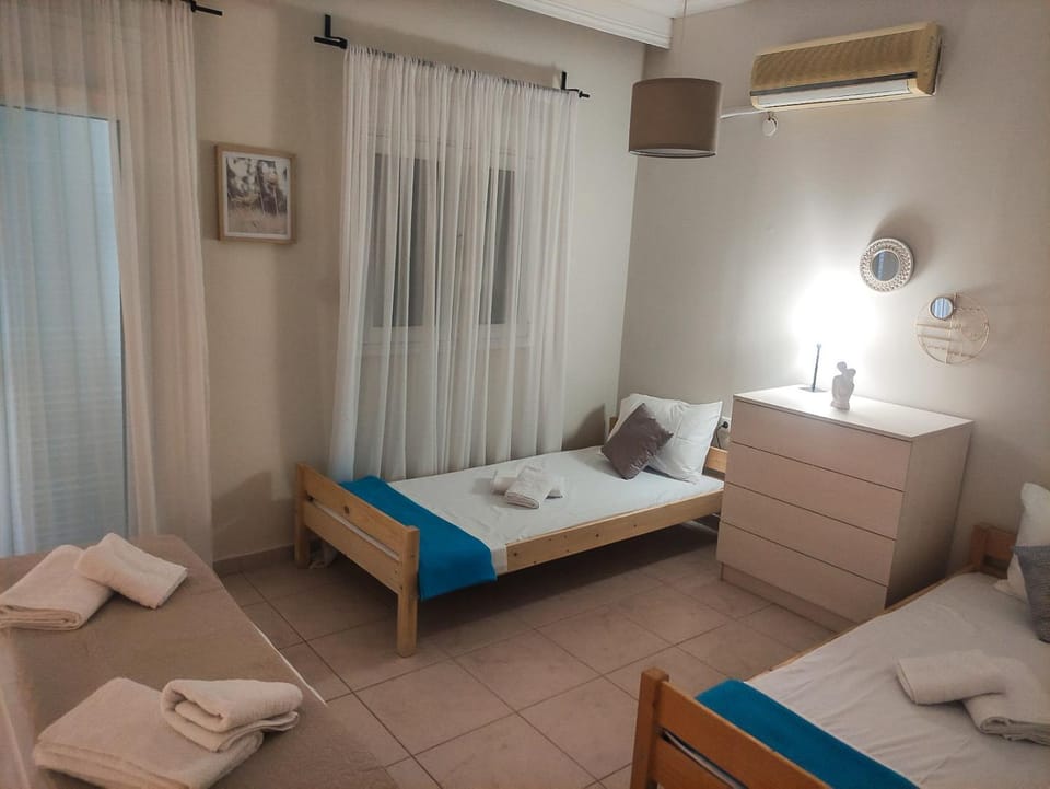 Bed, Photo of the whole room, Bedroom, towels, air conditioner