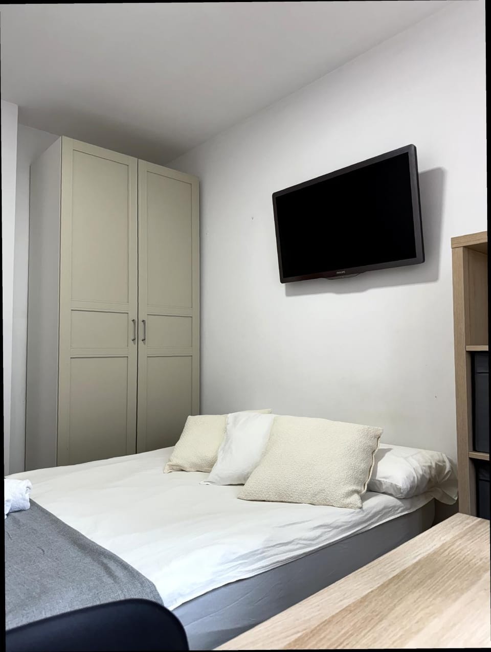 Bed, TV and multimedia, Bedroom, wardrobe