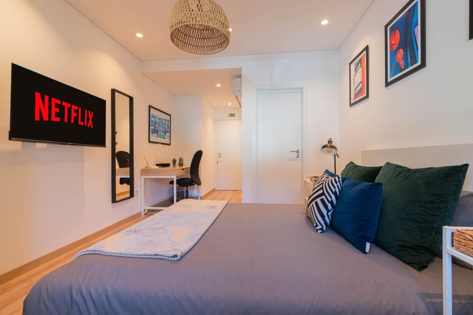 7Min to Uni Sé-Velha - AC - Work Desk - 300MBs WiFi - Suite 3 Bed and Breakfast in Coimbra