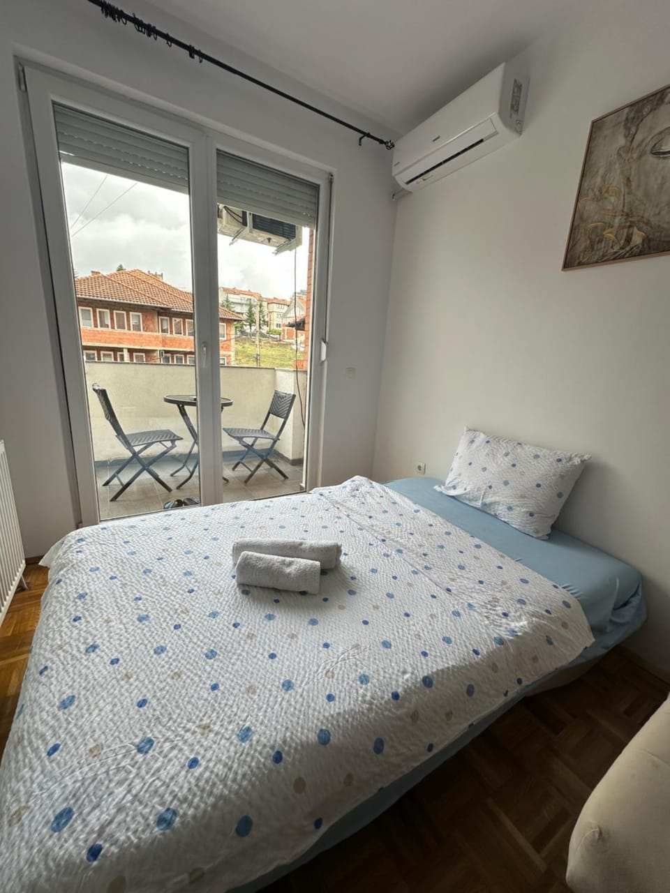 Bed, Balcony/Terrace, Photo of the whole room, Bedroom, towels, air conditioner