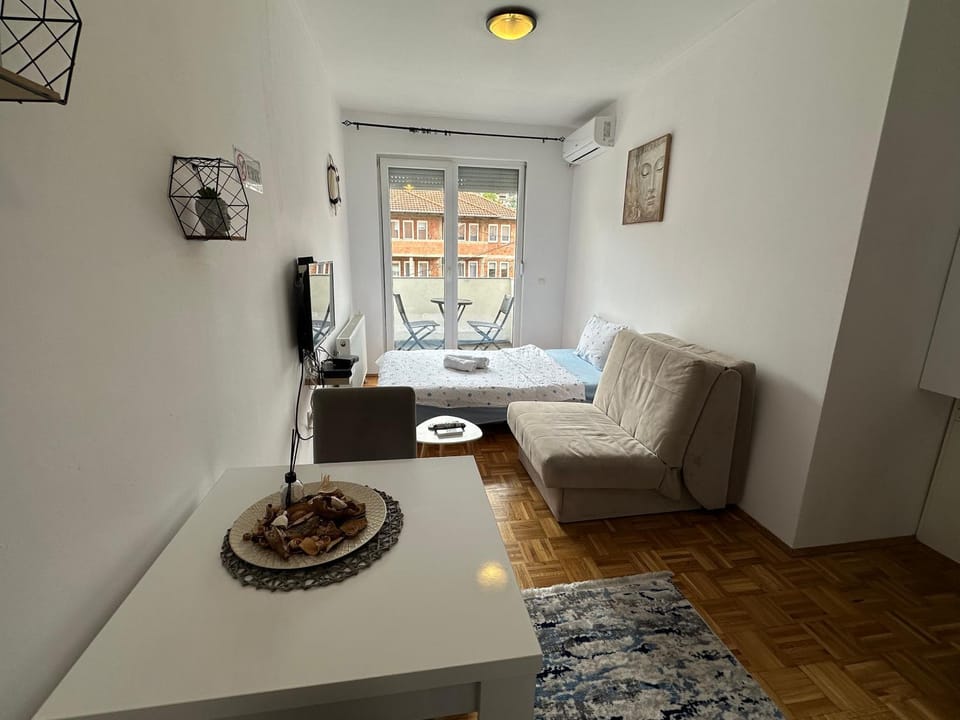 TV and multimedia, Living room, Seating area, Dining area, air conditioner