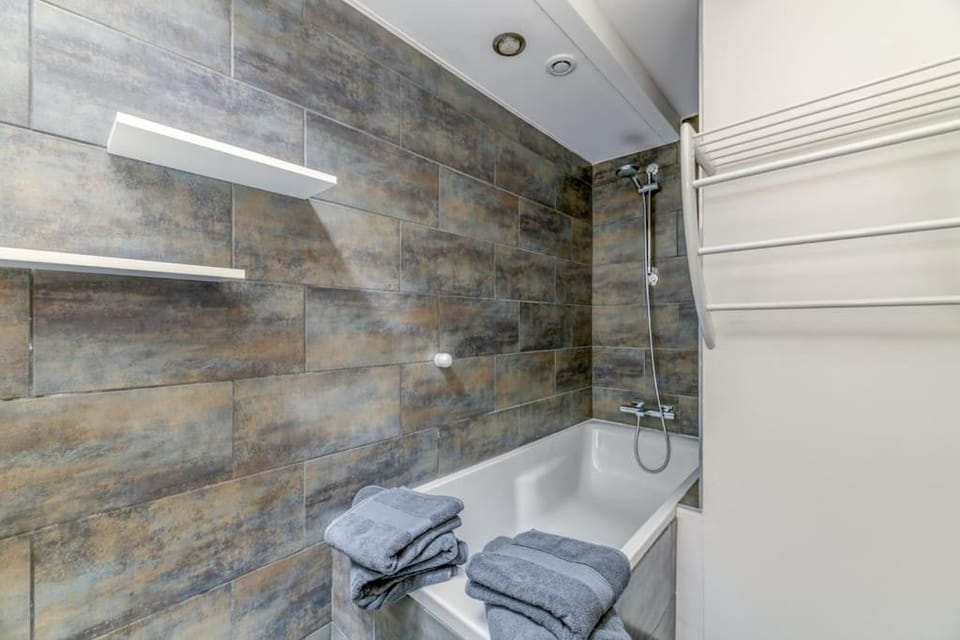 Shower, Bathroom, Bath, towels