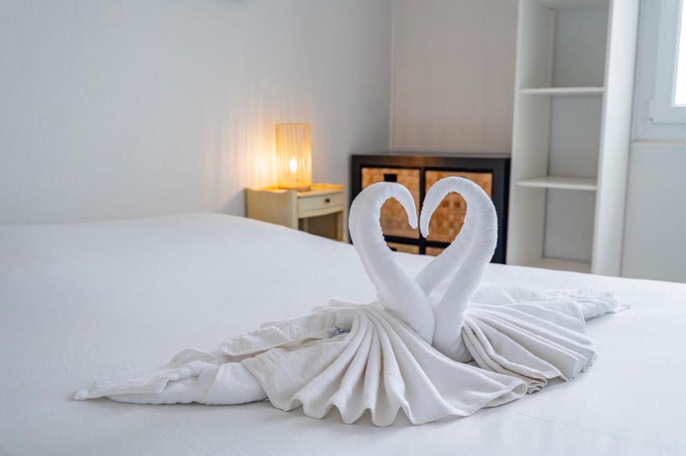 Bed, Photo of the whole room, Bedroom, towels