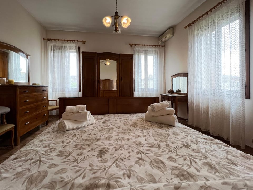 Bed, Photo of the whole room, Bedroom, wardrobe, air conditioner